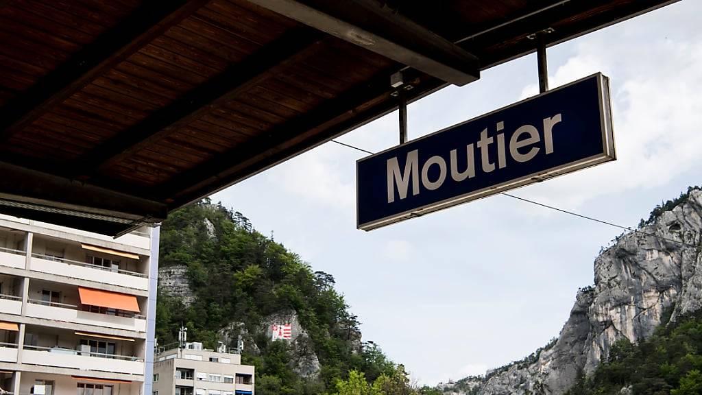 Vor dem Bahnhof in Moutier wurden zwei Männer bei einer Auseinandersetzung verletzt.