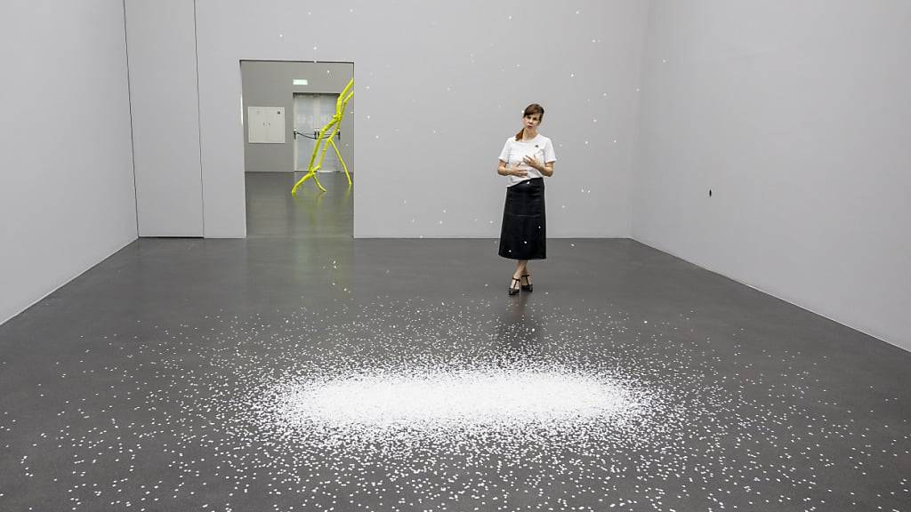 Kunstmuseum-Direktorin Fanni Fetzer im Raum «thank you silence», in dem Ugo Rondinone die magische Atmosphäre des Schneefalls aufgreift. Im Hintergrund ein neongelber Blitz der Installation «lightning».