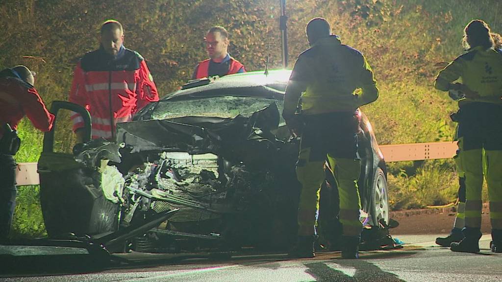 Schwerer Verkehrsunfall auf A1– 21-Jähriger fährt in Lastwagen und wird lebensbedrohlich verletzt