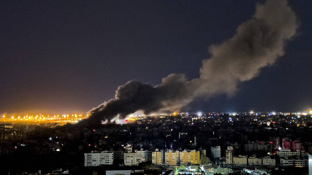 dpatopbilder - Rauch steigt auf nach einem israelischen Luftangriff auf einen südlichen Vorort von Beirut, Libanon. Foto: Hussein Malla/AP/dpa