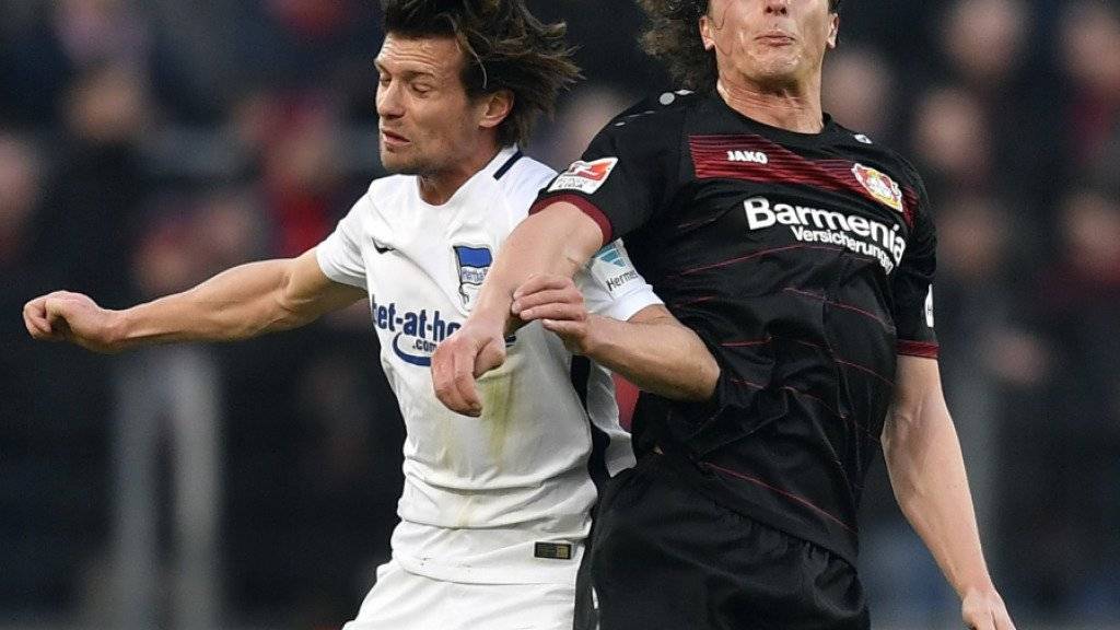 Traf für Hertha, verlor aber das Spiel in Leverkusen: Valentin Stocker (links, im Kopfball-Duell mit Julian Baumgartlinger)
