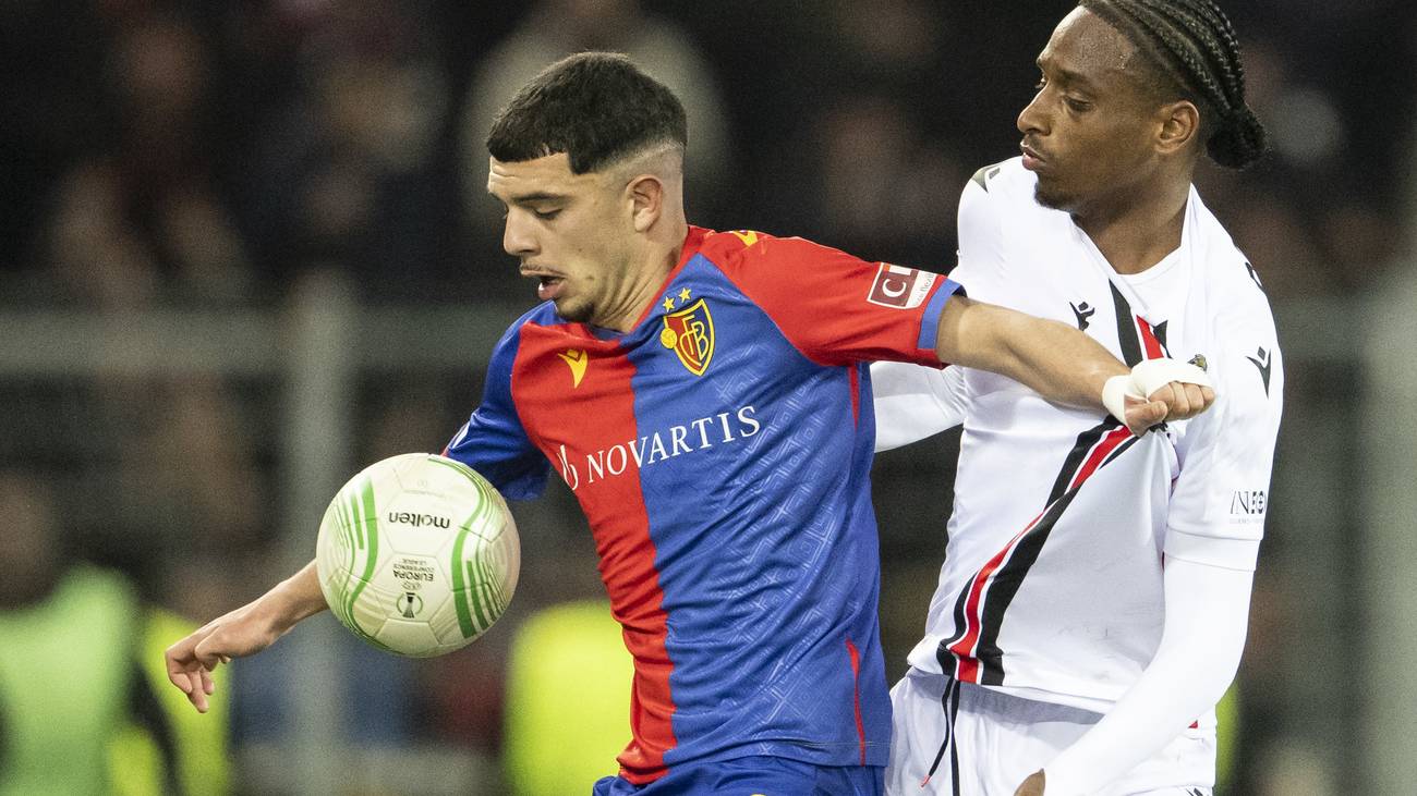 Basel's Doppeltorschütze Zeki Amdouni im Zweikampf mit Nizza-Spieler Pablo Rosario.