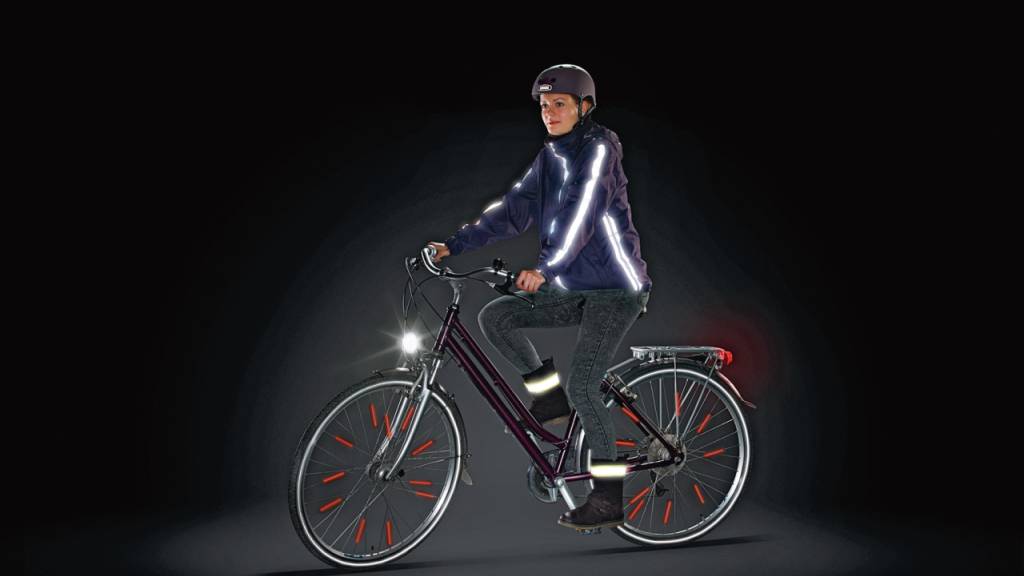 Mit reflektierender Kleidung und angeschaltetem Fahrzeuglicht steigt die Sicherheit auf dem Velo beträchtlich. (Archivbild)