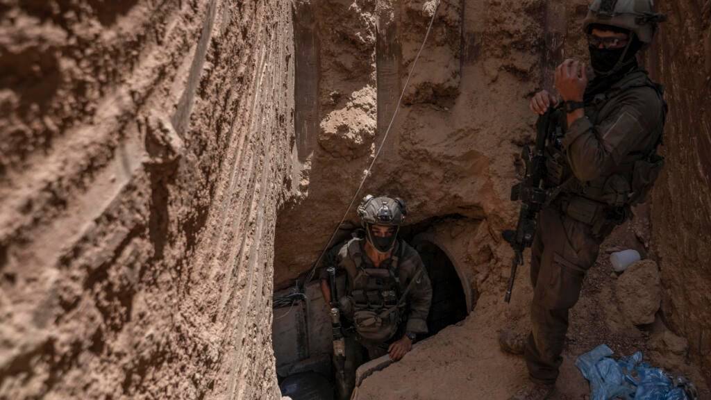 Israelische Soldaten stehen am Eingang eines Tunnels am Europakrankenhaus in Chan Junis, wo nach Ansicht des Militärs im vergangenen Monat der Hamas-Militärchef Mohammed al-Sinwar getötet wurde. Foto: Ilia Yefimovich/dpa