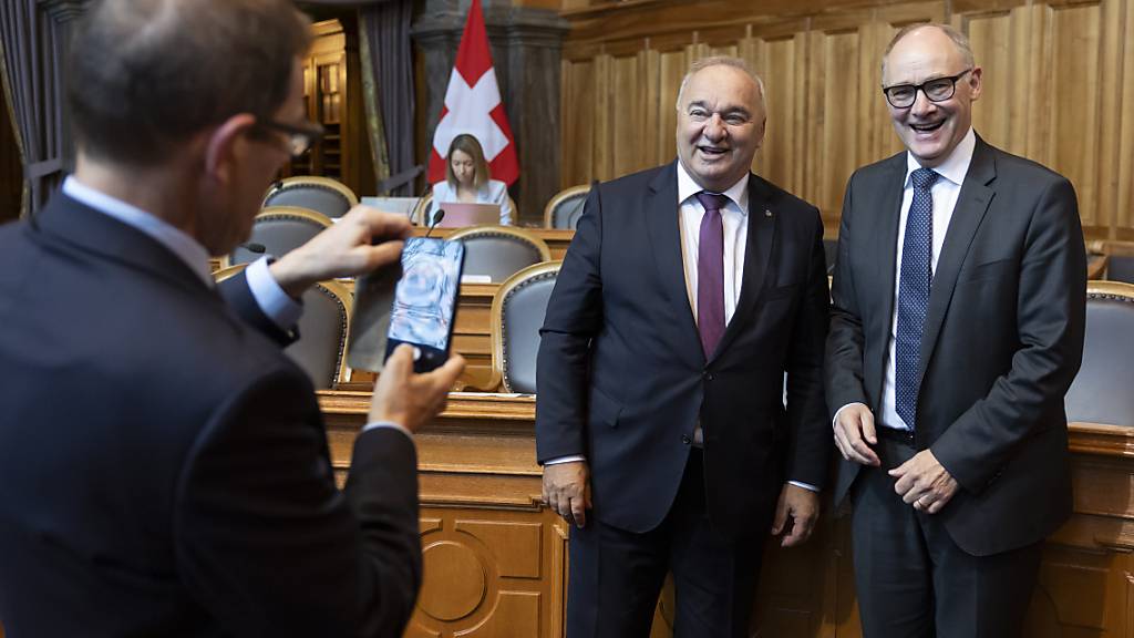 Ständerat Jakob Stark (SVP/TG) fotografiert zum Abschied seine abtretenden Rats- und Parteikollegen Alex Kuprecht (SZ) und Hansjörg Knecht (AG).