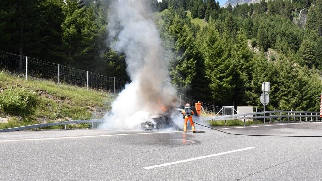 Die dreiköpfige Familie konnte das Auto rechtzeitig verlassen, bevor das Fahrzeug in Flammen aufging.