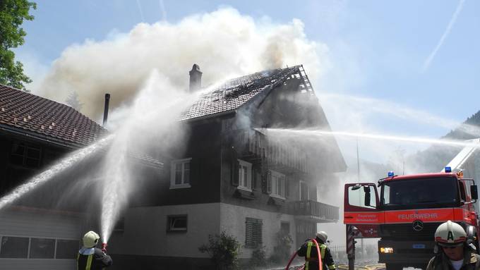 Gasgrill setzt in Vorderthal Wohnhaus in Brand