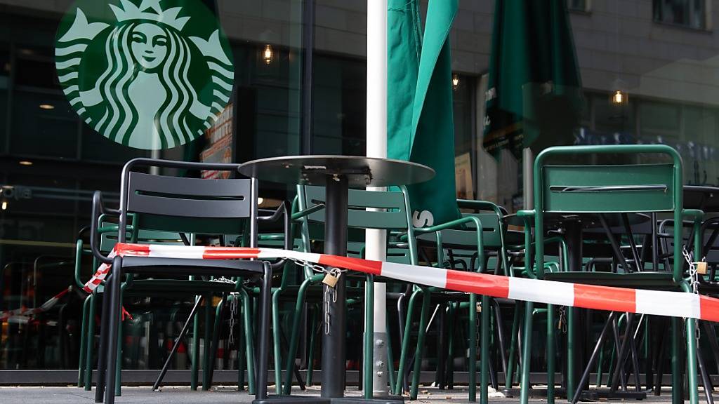 Aufgrund der Coronavirus-Pandemie waren Starbucks-Filialen vielerorts geschlossen - allerdings konnte die Kundschaft oftmals Lieferdienste der US-Kaffeehauskette in Anspruch nehmen. (Archivbild)