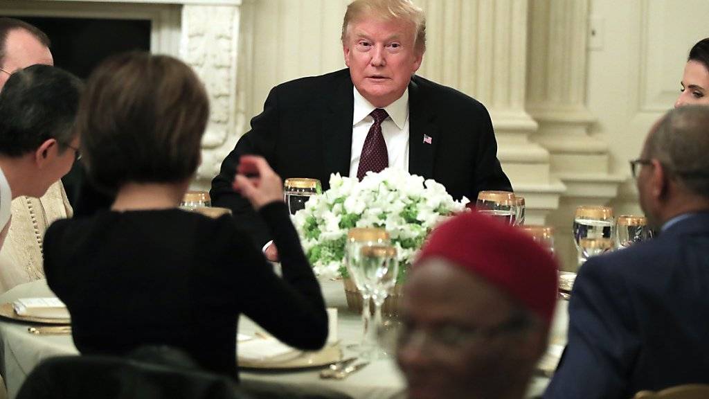 US-Präsident Donald Trump hat sich am Montagabend bei einem Abendessen zuversichtlich für eine Lösung des Handelsstreits mit China gezeigt.
