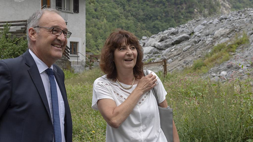 Anna Giacometti, noch Gemeindepraesidentin von Bregaglia, rechts im Bild mit Bundesrat Guy Parmelin, hat eine neue Aufgabe als Krisenmanagerin im Misox (Archivbild).