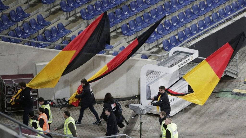 Fans mit deutschen Flaggen am Dienstagabend beim Verlassen des Fussballstadions in Hannover.