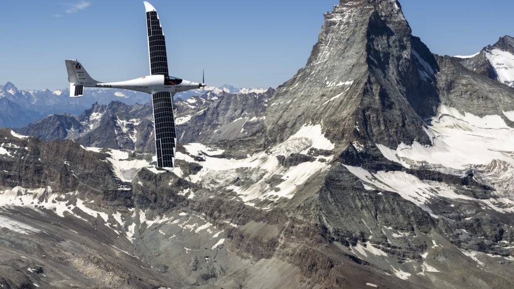 Das Solarflugzeug Solarstratos flug um das Matterhorn.