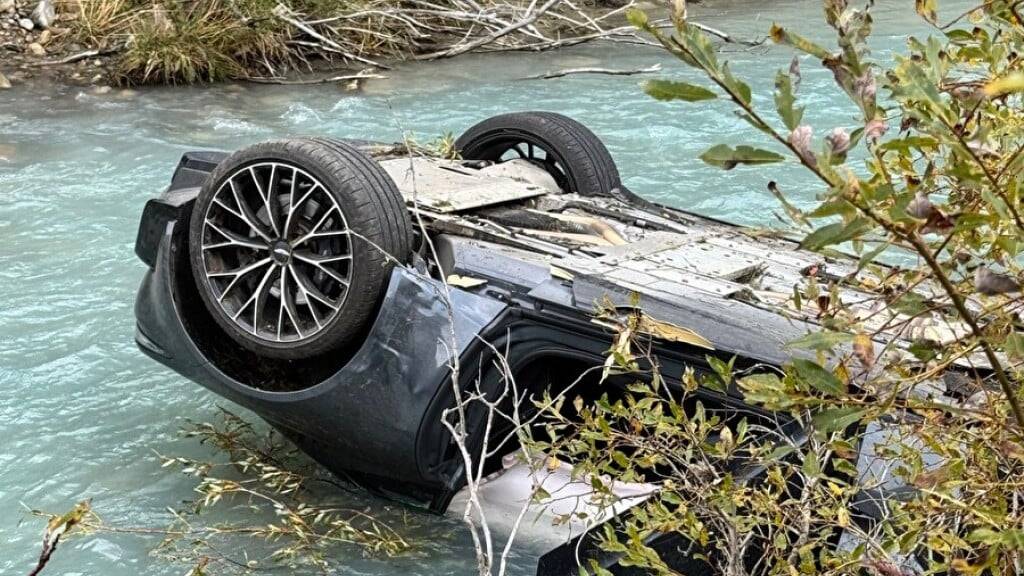 Der Sportwagen landete nach dem Überholunfall auf dem Dach in der Reuss. Die beiden Insassinnen verletzten sich leicht.