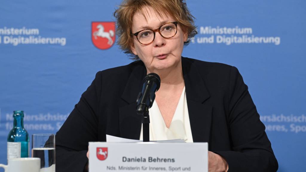 Daniela Behrens (SPD), Innenministerin von Niedersachsen, spricht bei einer Pressekonferenz im Niedersächsisches Innenministerium in Hannover. Der Verfassungsschutz in Niedersachsen hat den Landesverband der AfD als gesichert rechtsextrem eingestuft. Foto: Julian Stratenschulte/dpa
