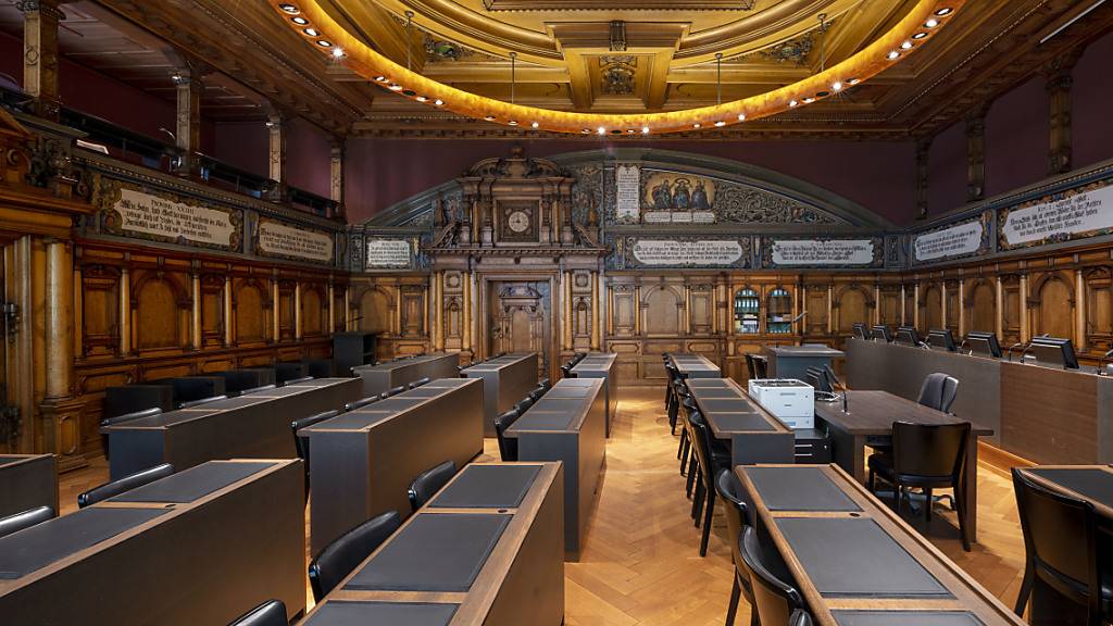 Im Schaffhauser Kantonsratssaal haben die Politikerinnen und Politiker am Montag im Rahmen einer langen Budgetdebatte eine Steuerfusssenkung beschlossen. (Symbolbild)
