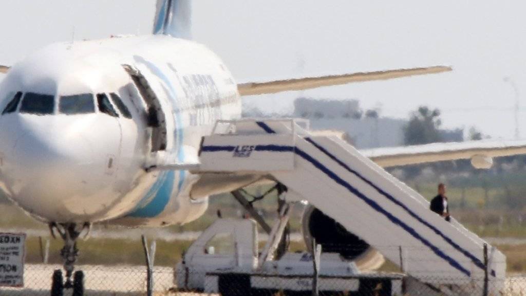 Nach mehreren Stunden Ungewissheit auf dem Flughafen von Larnaka verlässt der mutmassliche Entführer die Egyptair-Maschine freiwillig, um sich zu ergeben. Um den Bauch trug er offenbar eine Bombenattrappe.