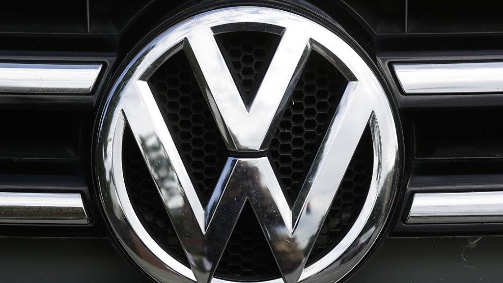 VW tritt wegen der Elektromobilität noch stärker auf die Kostenbremse und will weitere Milliarden sparen. (Archiv)