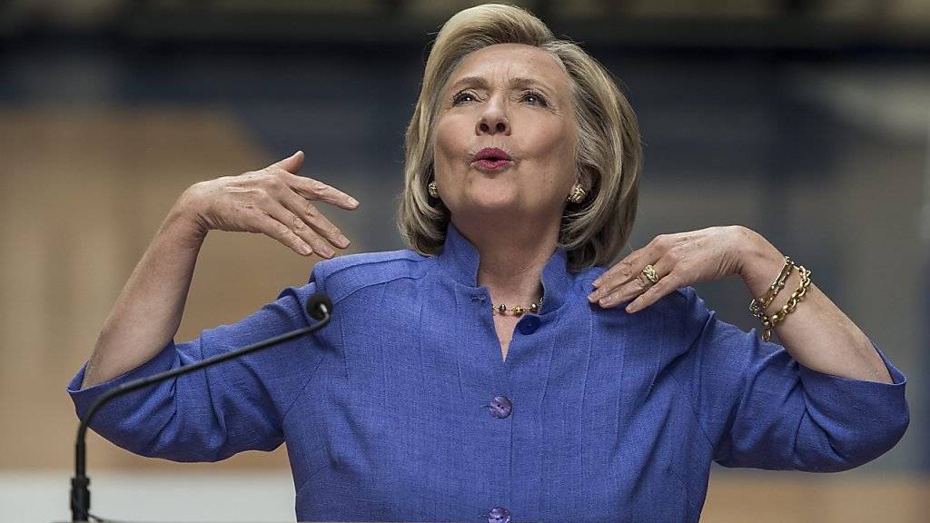 Hillary Clinton liefert ihren umstrittenen Mail-Server dem US-Justizministeriums ab.