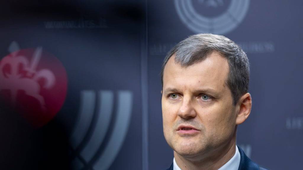 ARCHIV - Der neu gewählte litauische Premierminister Gintautas Paluckas spricht zu den Medien im Parlament. Foto: Mindaugas Kulbis/AP/dpa