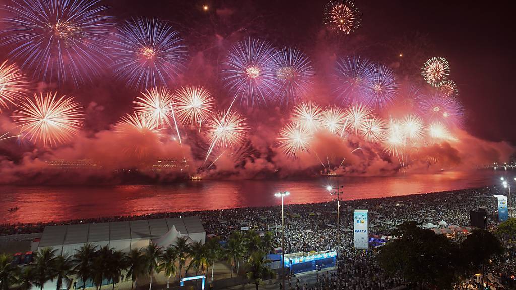 ARCHIV - Feuerwerk explodiert am Himmel über der Copacabana während der Feier zum Jahreswechsel. Die brasilianische Metropole Rio de Janeiro sagt wegen der Corona-Pandemie erneut die berühmte Silvesterparty am Strand von Copacabana ab. Foto: Leo Correa/AP/dpa