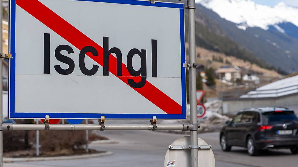 ARCHIV - Ein Ortsschild steht am Ausgang der Ortschaft Ischgl. Foto: Jakob Gruber/APA/dpa