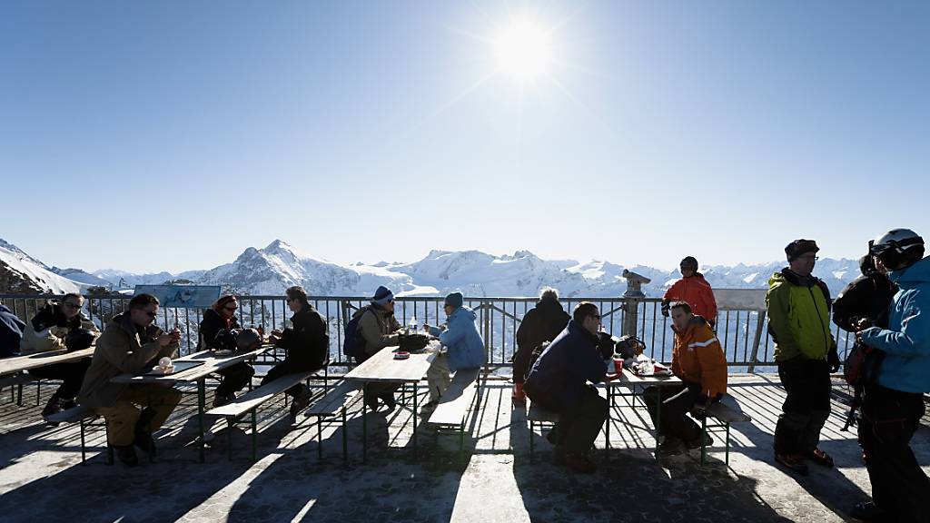 Die Terrassen der Restaurants in den Skigebieten sind nun schweizweit geschlossen. (Symbolbild).