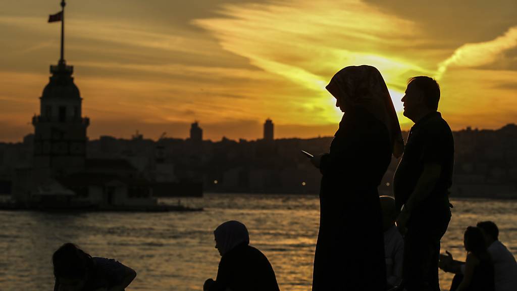 ARCHIV - Menschen stehen im Sonnenuntergang am Bosporus. (zu dpa «Kampf um Rollen und Regeln - Frauenmorde in der Türkei») Foto: Emrah Gurel/AP/dpa