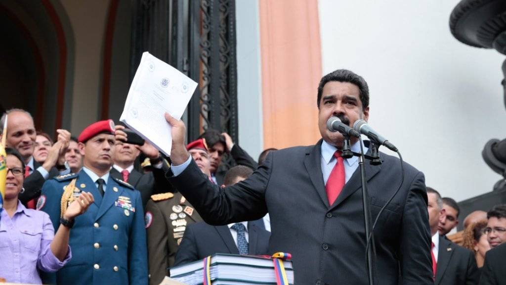 «Hier ist das Budget»: Venezuelas Präsident Maduro präsentiert den Staatsetat vor Anhängern in Caracas.
