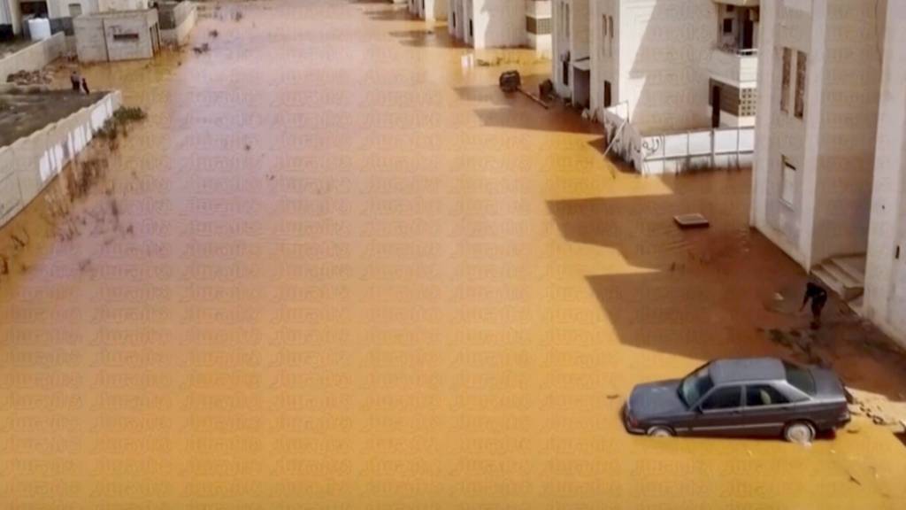 SCREENSHOT - Straßen sind nach dem Sturm «Danial» überflutet. Es wird erwartet, dass die Zahl der Opfer weiter steigen wird. Nach heftigen Unwettern in Libyen befürchtet die Regierung im Landesosten Tausende Tote. Foto: ---/Libya Almasar TV/AP/dpa