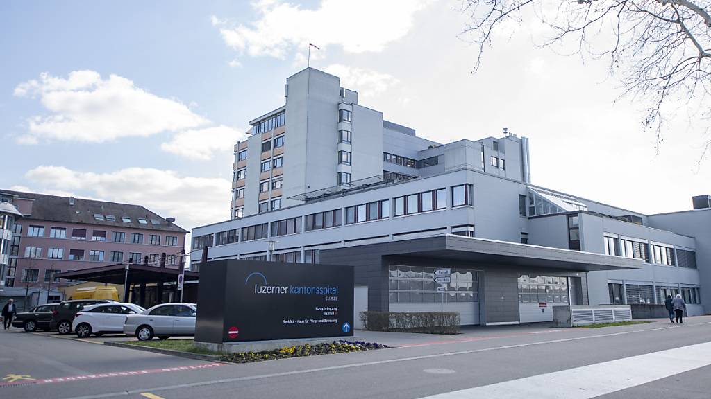 Das Luzerner Kantonsspital Sursee wird auf die Schwyzermatt der Nachbarsgemeinde Schenkon zügeln. Der Architekturwettbewerb wurde am Donnerstag lanciert. (Archivbild)