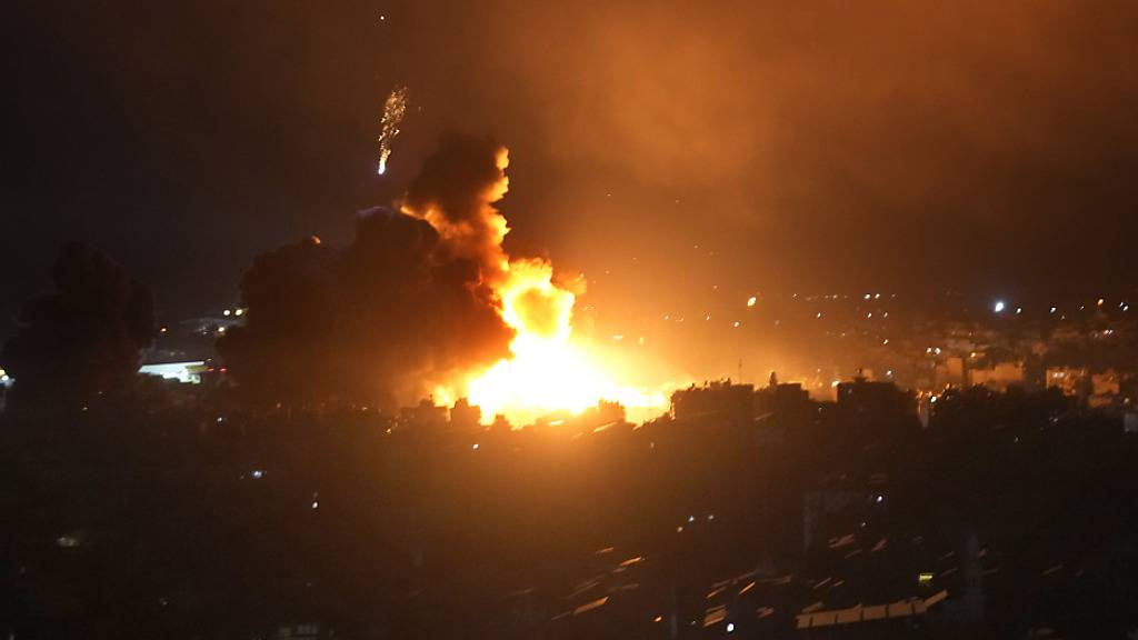 Flammen steigen nach israelischen Luftangriffen in Dahieh bei Beirut auf. Foto: Hussein Malla/AP/dpa