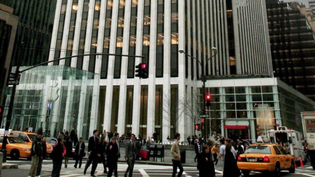 Das 50-stöckige und 215 Meter hohe General Motors Building an der Fifth Avenue in Manhattan liegt direkt an der südöstlichen Ecke des Central Parks. (Archivbild)