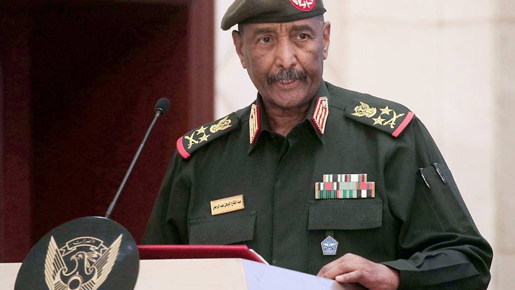 ARCHIV - General Abdel Fattah al-Burhan, De-Facto-Präsident und Armeechef des Sudan, spricht. Foto: Marwan Ali/AP/dpa