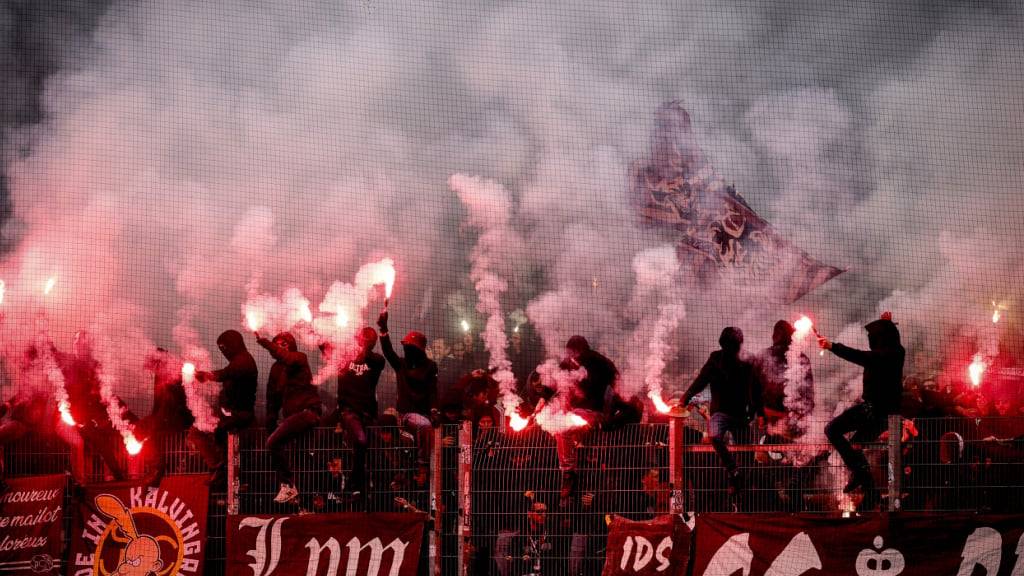 Das Spiel des FC Winterthur gegen Servette am 28. April 2024 endete mit tumultartigen Szenen und mehreren Verletzten. Ein Genfer Fackelwerfer muss sich nun vor Gericht verantworten. (Archivbild)