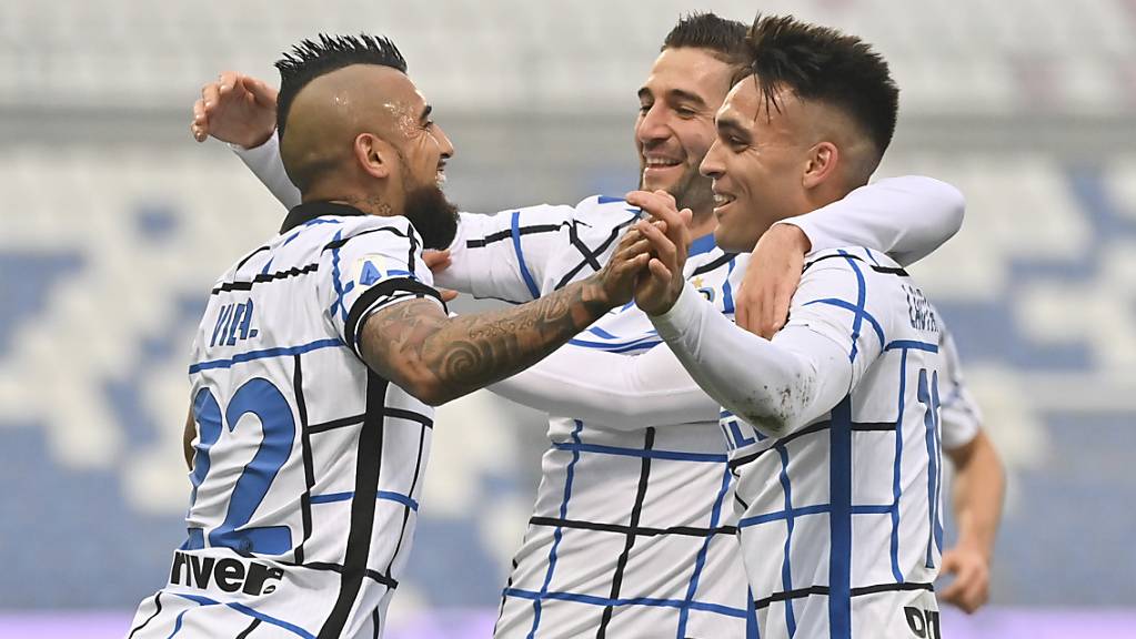 Die Inter-Spieler Arturo Vidal, Roberto Gagliardini und Lautaro Martinez (von links) jubeln nach dem Sieg gegen Sassuolo