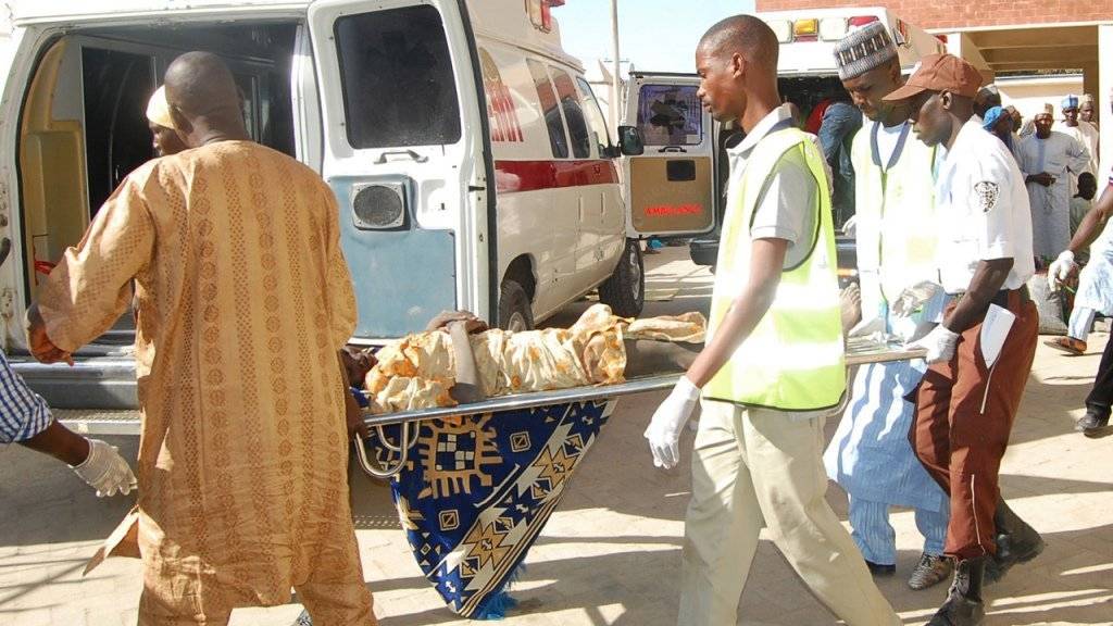 Sanitäter bringen nach dem Anschlagim nigerianischen Dikwa ein Opfer zur Ambulanz.