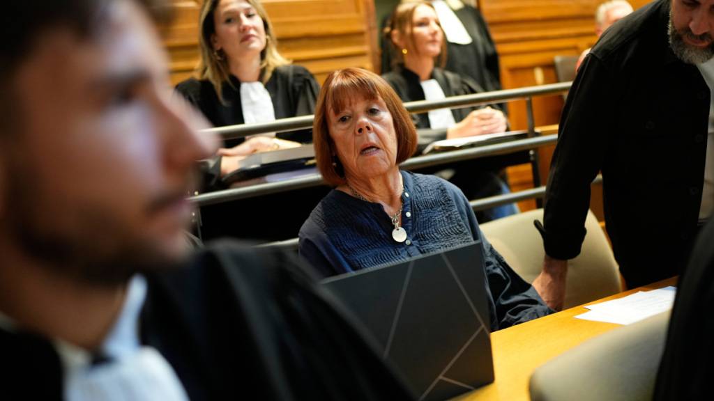 Gisèle Pelicot (M) sitzt im Berufungsgericht in Nîmes. Foto: Lewis Joly/AP/dpa