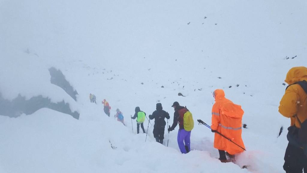 Hunderte Personen nach Schneesturm am Everest gerettet