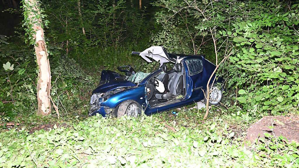 Die Feuerwehr musste die eingeklemmte Mitfahrerin aus dem Auto befreien.