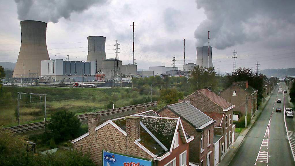 ARCHIV - Das Atomkraftwerk Tihange. Belgien will den Atomausstieg um zehn Jahre verschieben. Foto: Oliver Berg/dpa - ACHTUNG: Nur zur redaktionellen Verwendung.