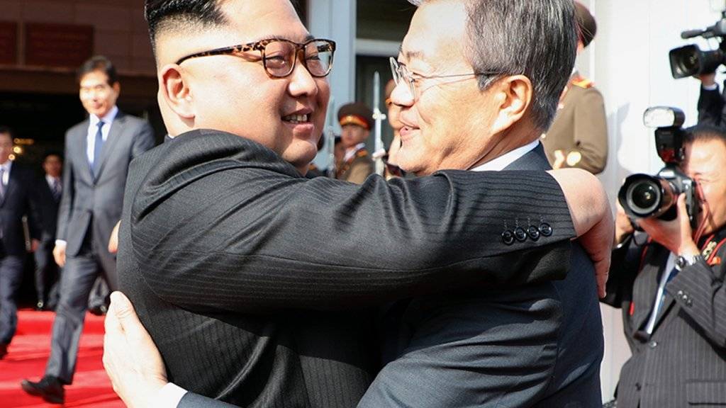 Überraschend hat sich Nordkoreas Machthaber Kim Jong Un (links) zum zweiten Mal innerhalb weniger Wochen mit dem südkoreanischen Präsidenten Moon Jae In getroffen.