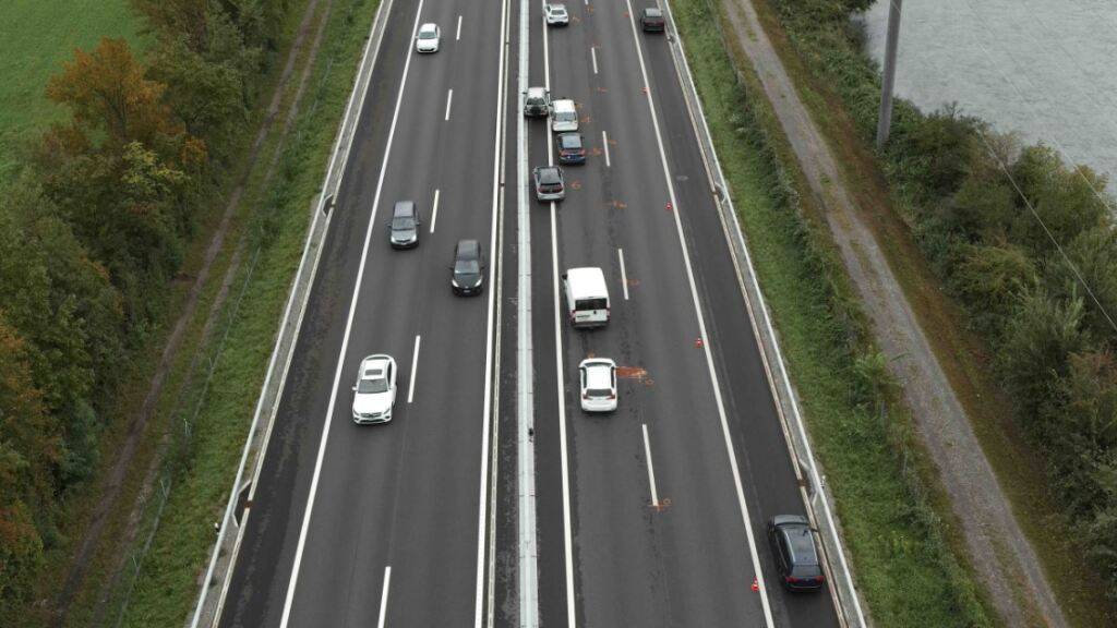 Acht Fahrzeuge verunfallen auf der A14 bei Gisikon LU