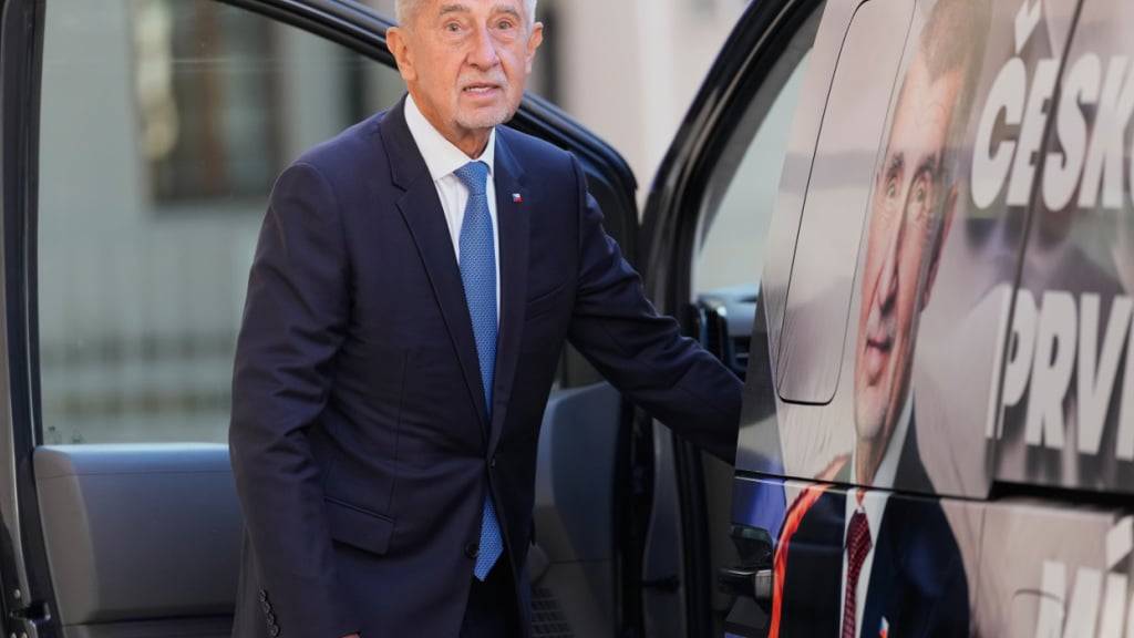 Der Vorsitzende der Oppositionsbewegung «ANO» (JA), Andrej Babis, verlässt das Gebäude nach einem Gespräch mit dem Präsidenten der Tschechischen Republik. Foto: Darko Bandic/AP/dpa