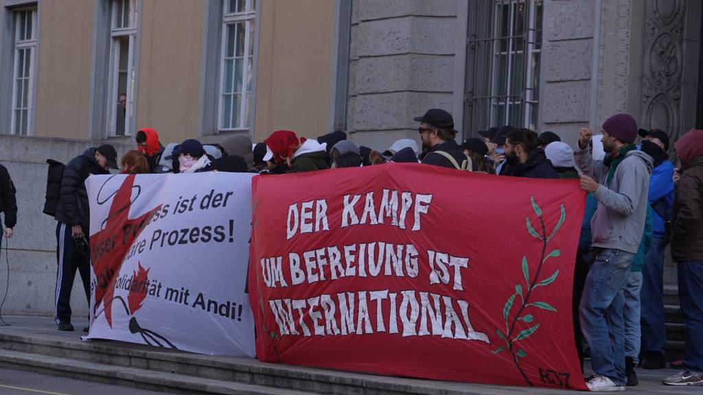 Gruppe versammelt sich in Solidarität mit Andrea Stauffacher vor Zürcher Bezirksgericht