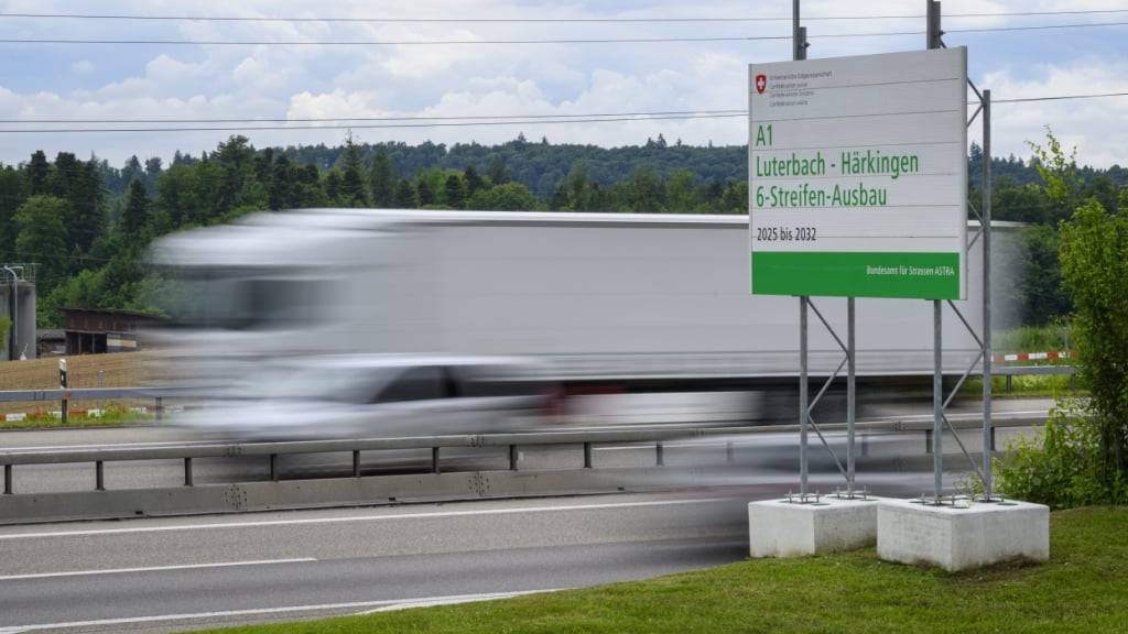 Neu zugelassene Fahrzeuge haben im vergangenen Jahr mehr CO2 ausgestossen. Bei den Last- und Lieferwagen sind die Zielwerte überschritten worden. (Themenbild)