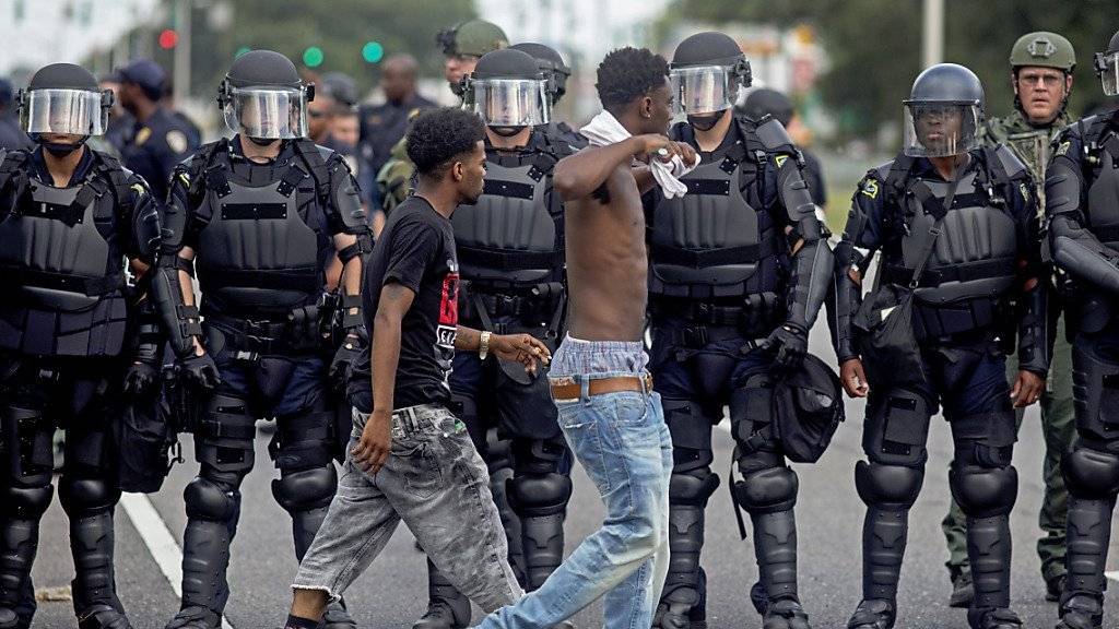 Demonstranten und Polizisten in Baton Rouge: Bürgerrechtsorganisationen verklagen die Polizei in der US-Stadt, weil sie wegen des markanten Polizeieinsatzes das Recht zum Demonstrieren verletzt sehen. (Archivbild)