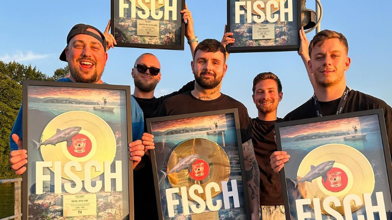 Luzerner Rapper LCone holt sich mit «Fisch» Goldene Schallplatte