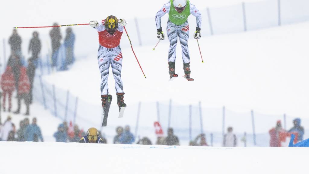 Ryan Regez (links) und Alex Fiva müssen bei schwierigen Bedingungen mit voller Kraft über die Schanzen springen