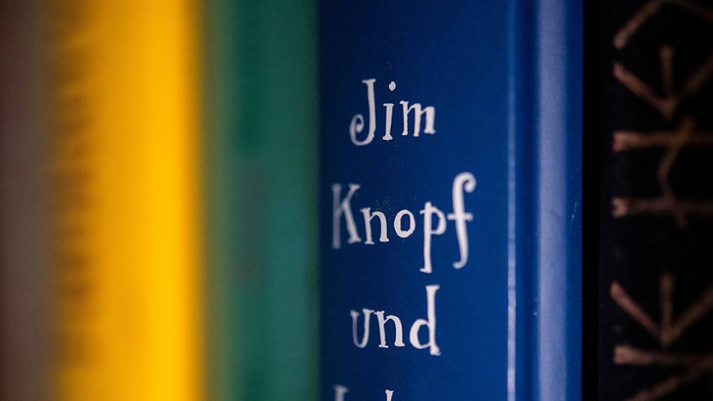 Das Kinderbuch «Jim Knopf und Lukas der Lokomotivführer» des Autors Michael Ende steht in einem Bücherregal. (zu dpa «Rassismus in Lummerland? Die Causa Jim Knopf») Foto: Marijan Murat/dpa