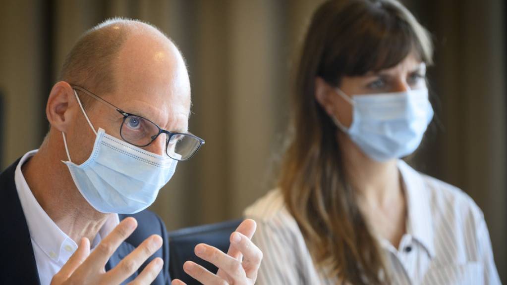 «Das Chuv arbeitet mit fast normaler Aktivität», sagt Philippe Eckert (links), der Direktor des Universitätsspitals in Lausanne. Nach Angaben von Gesundheitsdirektorin Rebecca Ruiz (rechts) kommen die Spitäler mit einem möglichen neuen Zustrom von Patienten zurecht.